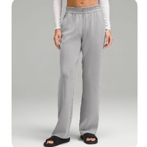 🍋NWT Lululemon Softstreme Pant 31” SIZE 8. Softstreme High-Rise pant.
